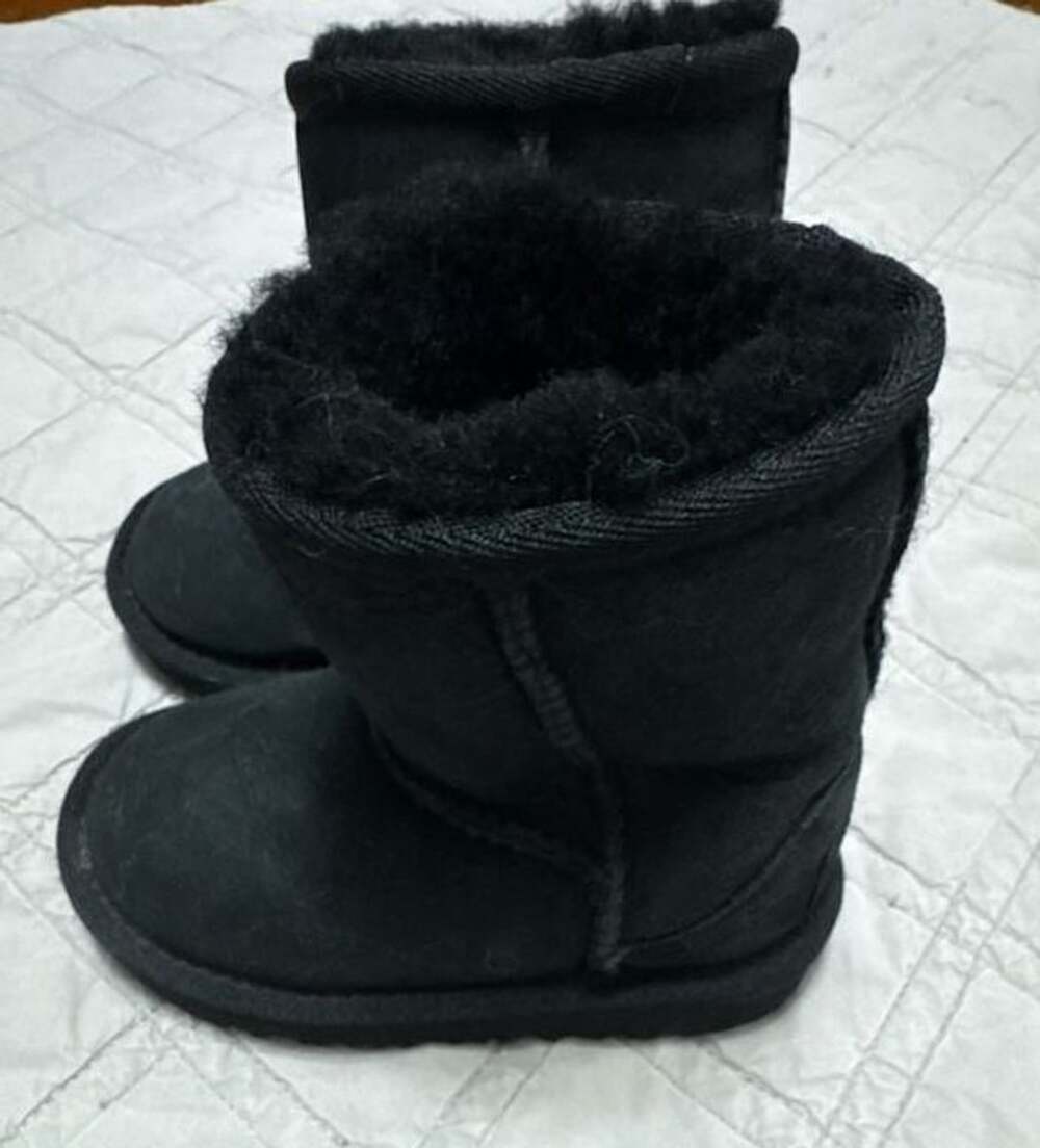 UGG Classic II Toddler/Kids Black Sheepskin Boots Size US 7 / UK 6